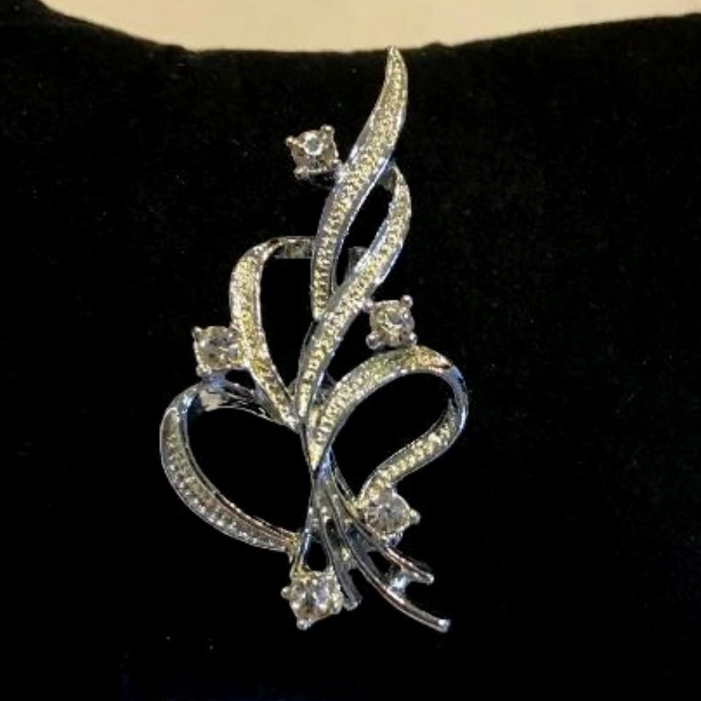 Gerrys Silver-Tone Ribbon Brooch 16$
